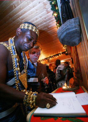 Der König beim Eintrag ins Gästebuch